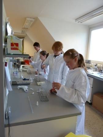Schüler beim Pipettieren