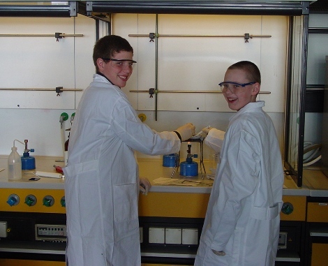 Schüler mit Bunsenbrenner