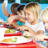 Schüler essen zu Mittag