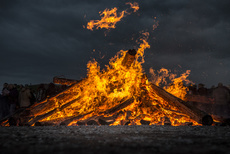 Osterfeuer mit Zuschauern