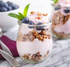 Joghurt im Glas, mit Müsli und frischen Beeren