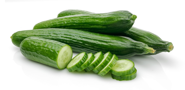 Salatgurken ganz und in Scheiben geschnitten auf weißem Hintergrund