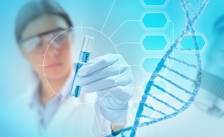 Eine Labormitarbeiterin hält ein Reagenzglas mit blauer Flüssigkeit in der Hand, daneben ist eine DNA-Helix angedeutet.