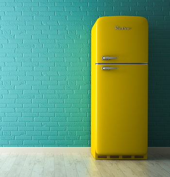 Gelber Kühlschrank vor türkiser Wand