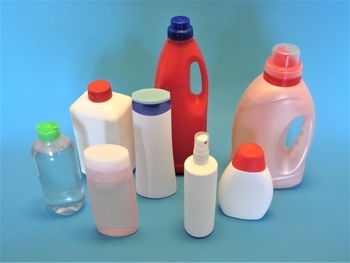 Bild von verschiedenen Behältern (Waschmittel, Shampoo, Spray) zum selber Abfüllen von unverpackten Produkten