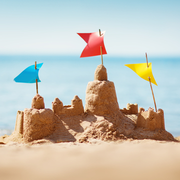 Sandburg an einem Strand