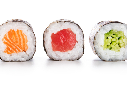 Sushi-Rollen mit Fisch, Reis und Gemüse gefüllt
