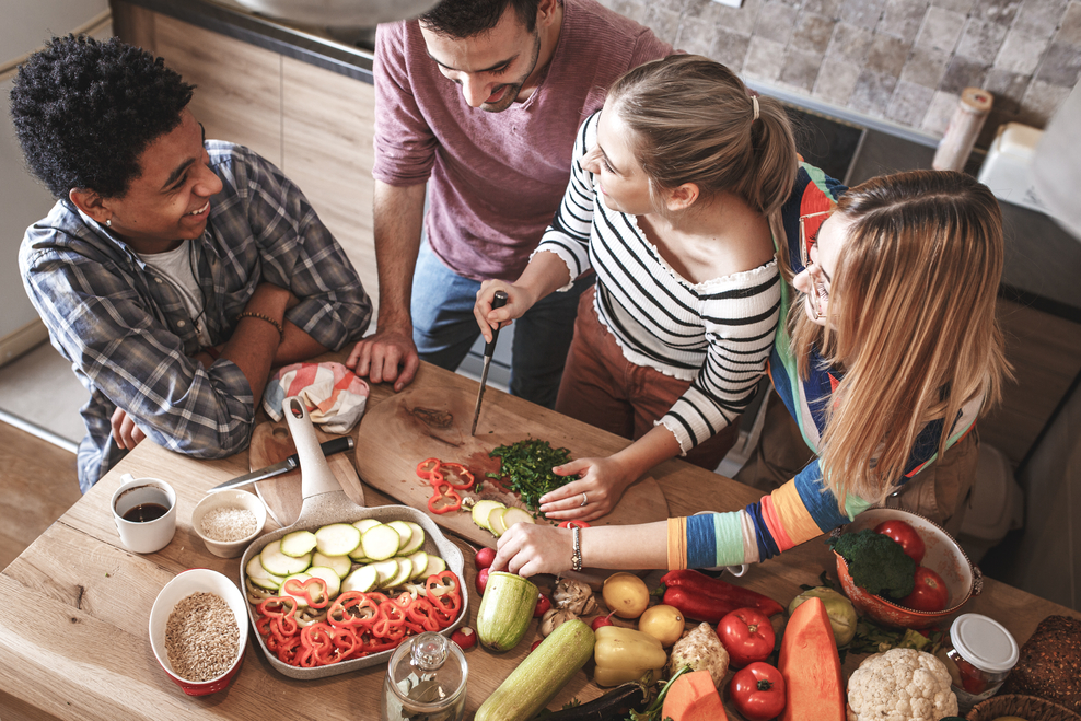 Junge Menschen kochen zusammen - Hygieneregeln beim Kochen beachten