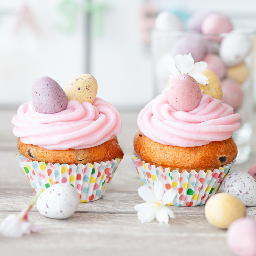 Österliche Muffins in bunten Papierformen mit Deko-Eiern