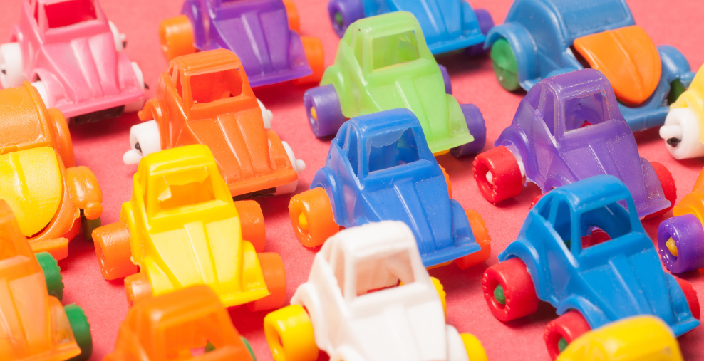 Bunte Spielzeugautos aus Kunststoff
