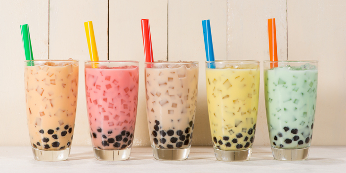 Haugemachter Bubble Tea in verschiedener Sorten auf Holztisch