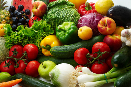 Viele Obst- und Gemüsearten liegen übereinander gestapelt.