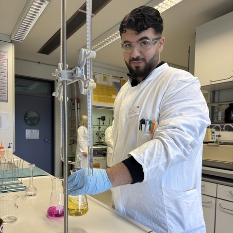 Ein Auszubildender für den Beruf Chemielaborant ist im Ausbildunglabor des LAVES und führt eine Säure-Basen-Bestimmung durch.