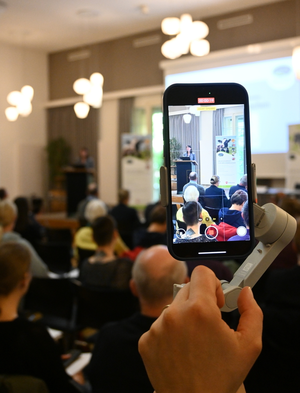 Handy nimmt Landwirtschaftsministerin Miriam Staudte beim Tiergesundheitssymposium im Alten Landtag Oldenburg auf.