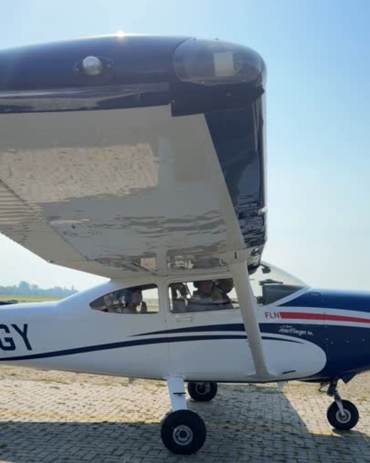 Ein kleines Motorflugzeug kurz vor dem Start.