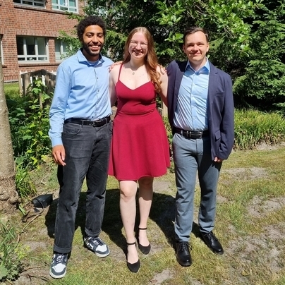 Abschlussfeier der Absolventinnen und Absolventen (v. l. n. r. Marvin Mbaba, Paula Bajog, Thorben Dressler).