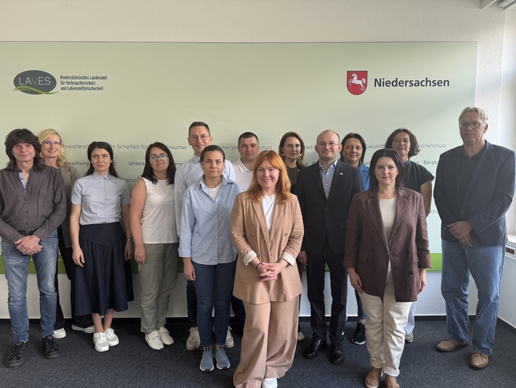 Projektteilnehmer/-innen stehen für ein Gruppenbild zusammen.