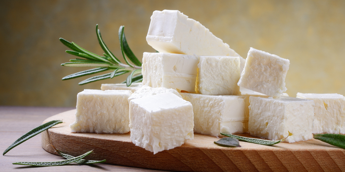 Feta auf Holzbrett mit Rosmarinzweig