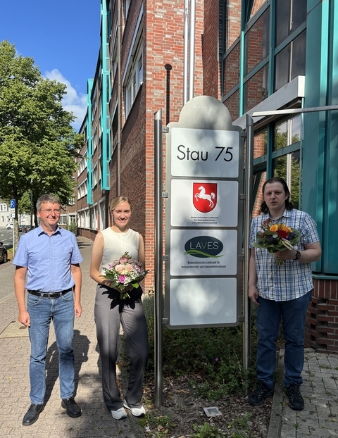 Klaus Steinkopff, Vizepräsident des LAVES, gratuliert Lea Erdmann und Michael Sommer