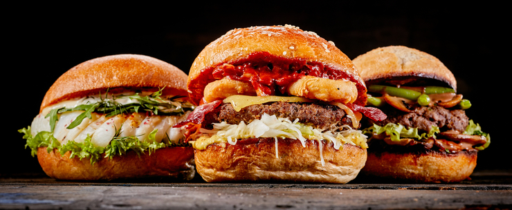 Prall gefüllte Burger mit verschiedenen Brötchen.