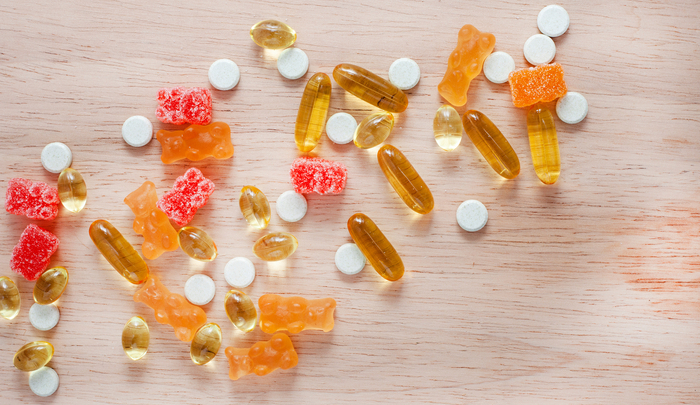 Bunte Mischung aus Vitaminen und Nahrungsergänzungsmitteln für Kinder