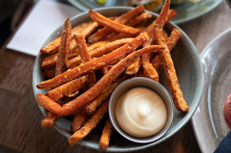 vegane Mayonnaise neben Süßkartoffelpommes