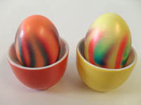 gefärbte Eier im Becher