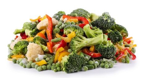 Brokkoli, Blumenkohl, Erbsen und Paprika liegen gefroren auf einem Haufen.