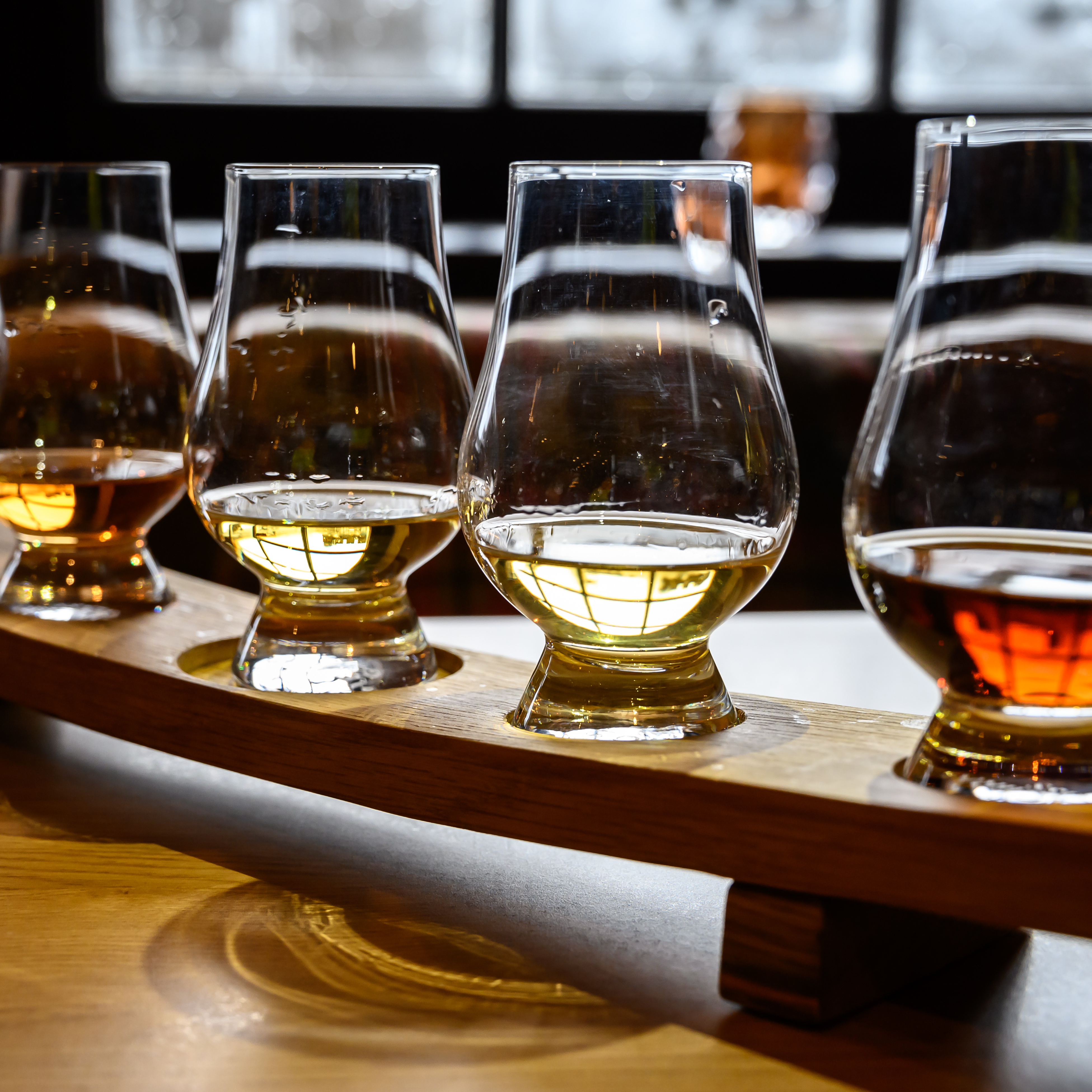 Verschiedene Whiskys in Tastinggläsern